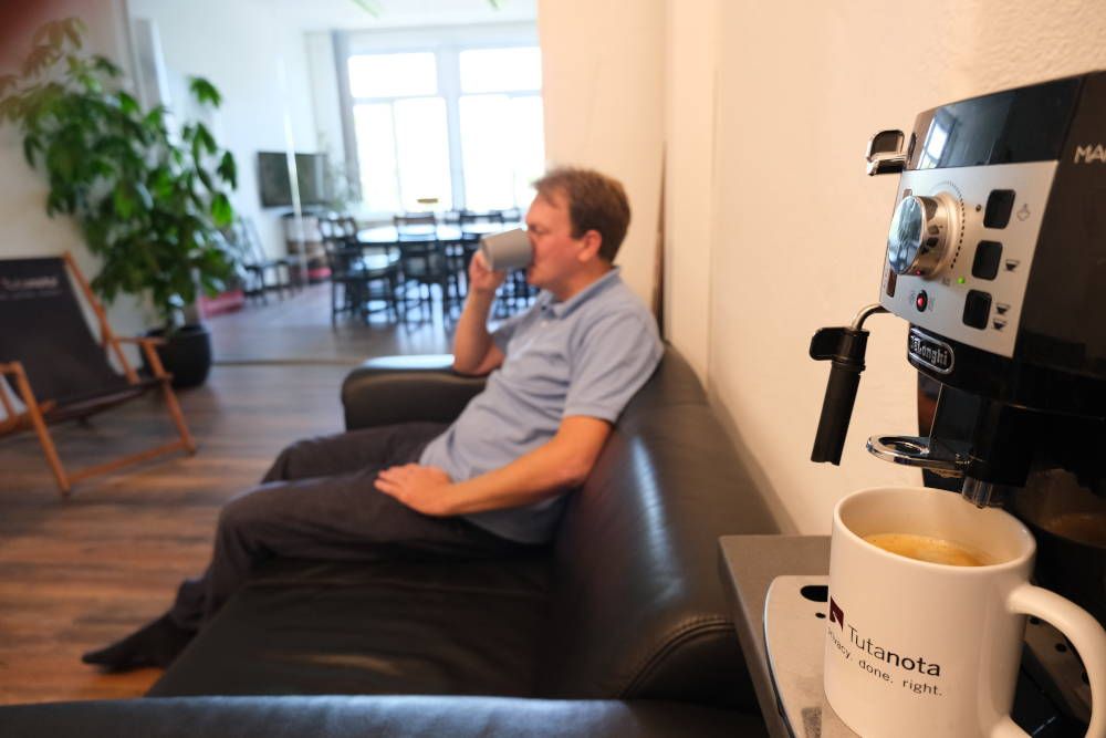 Genieße die kollegiale Atmosphäre in unserem Büro in Hannover mit gutem Kaffee inklusive.