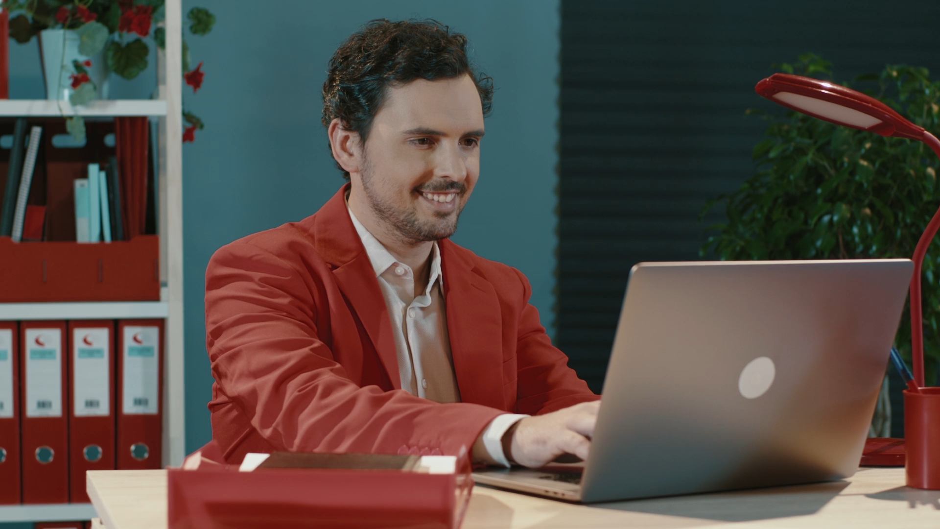 Gif image of an office worker who is protecting his emails with Tuta Mail's automatic encryption.