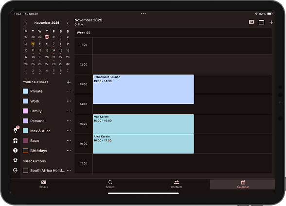 Ein Tablet mit der Tuta Calendar mobilen App, die im dunklen Modus geöffnet ist und eine Liste von Terminen anzeigt.