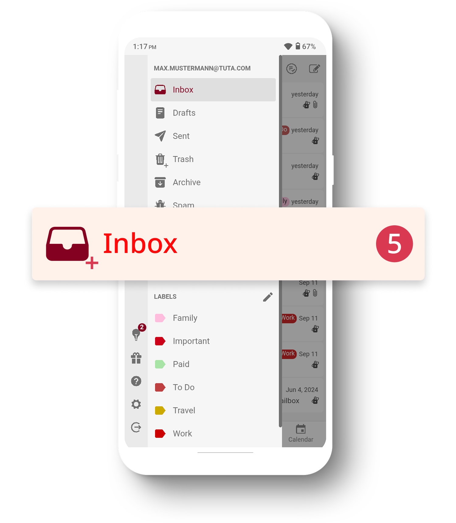 Telefon a megnyitott Tuta Mail alkalmazással, a Tuta könnyen használható navigációs paneljét mutatva. A telefon előtt egy felnagyított postaláda-értesítés látható, amely 5 olvasatlan e-mailt mutat.