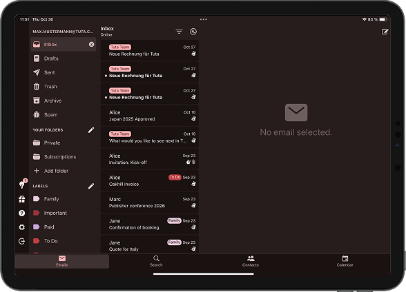 Een tablet met de mobiele app Tuta Mail geopend in donkere modus met een lijst van e-mails.