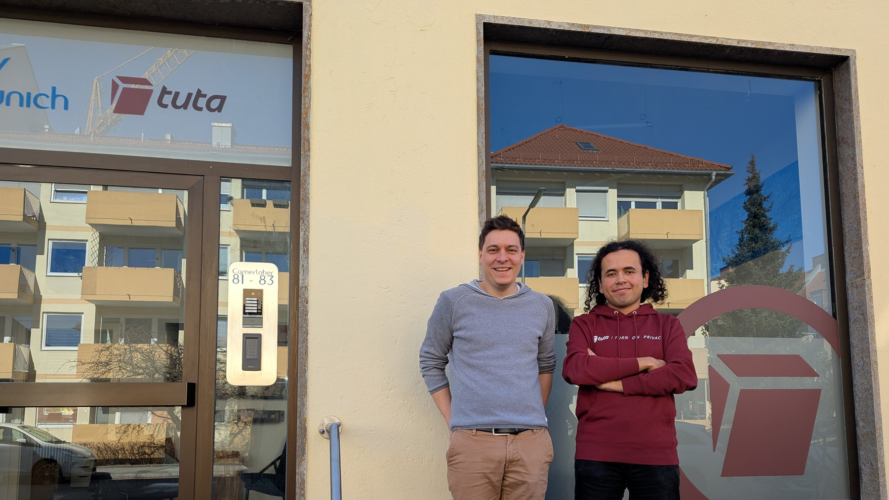 Abdulkadir arbeitet zusammen mit Johannes im Büro in München.