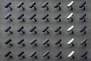 Le mépris de la vie privée va de pair avec l'armement technologique.
